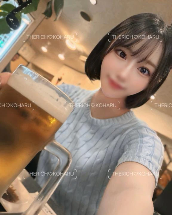 ビールを注ぐ女