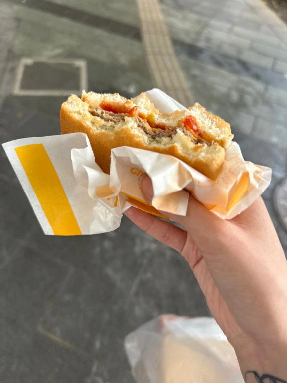 コイツいつも何か食ってんな…
