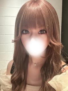 響　なな