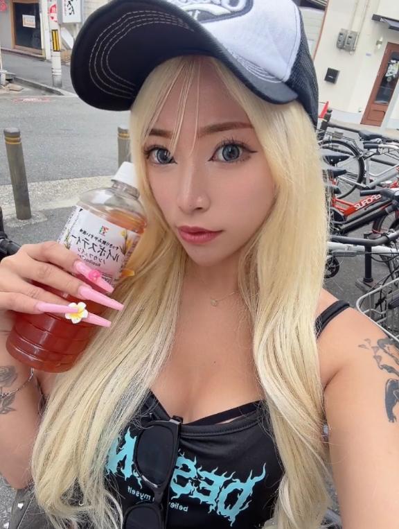 りな の 眉毛アートした👱🏽‍♀️