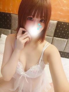 あすみ【美乳美尻の激濡れ娘】