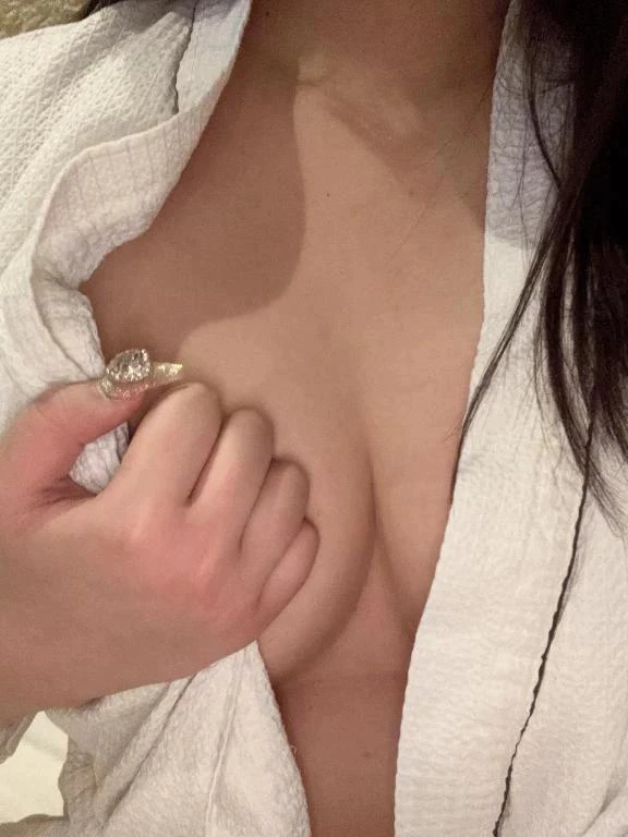 指先だけでくすぐるように触るね😈💕