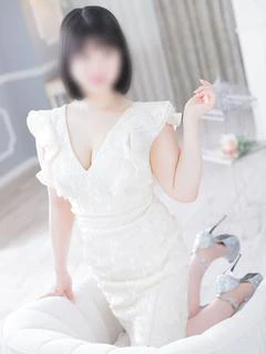 つぼみ　透きとおる美白肌と美乳
