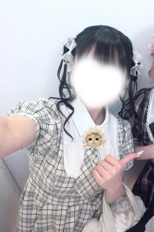 右手でのぞく、左 手に🫰🏻