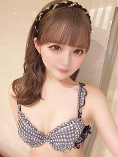 ゆい【色白美肌で密着...