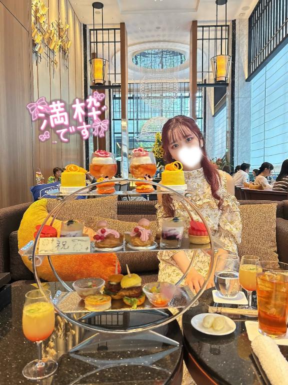 末永ひなみ の アフタヌーンティー🥭🍹🍽