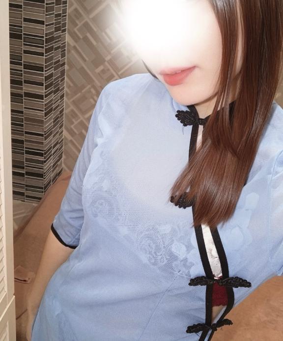 綾瀬　りお の アオザイ♡
