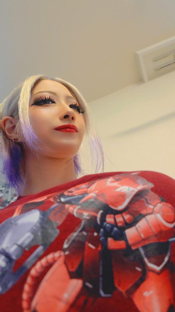 鷹宮ゆい の そろそろtシャツのシーズンも終わりやなぁ👕