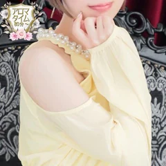 色白美乳に吸い付きたい！かわいい乳首もまろびでる！