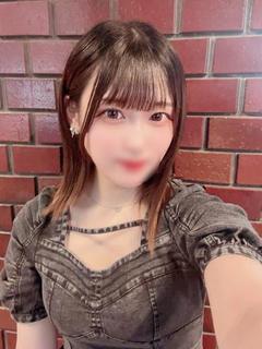 その美形フェイスから飛び出すとびっきりの笑顔が眩しくメチャ可愛い♪ このレベルの高さもう間違いなく誰もが納得する美女です！ 小顔でキュートなお顔立ちに付け加え、正に絵に描いた様なEカップ美巨乳！ サービス全般にかけて丁寧かつ丹念で貴方も彼女の魅力に酔いしれます！ 癒され、さらに身も心も鷲掴みにされちゃってください♪ お早目のお電話予約をオススメします！！ お電話お待ちしております！